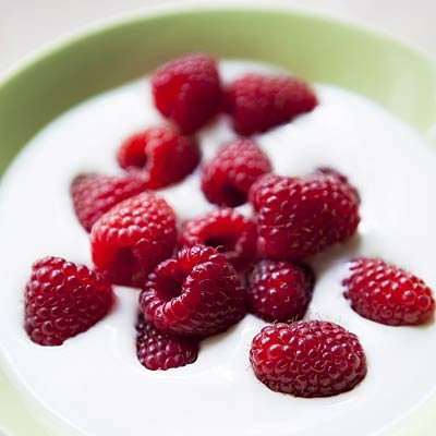 greek-yogurt-raspberries