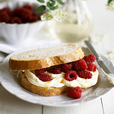 berry-cream-sandwich